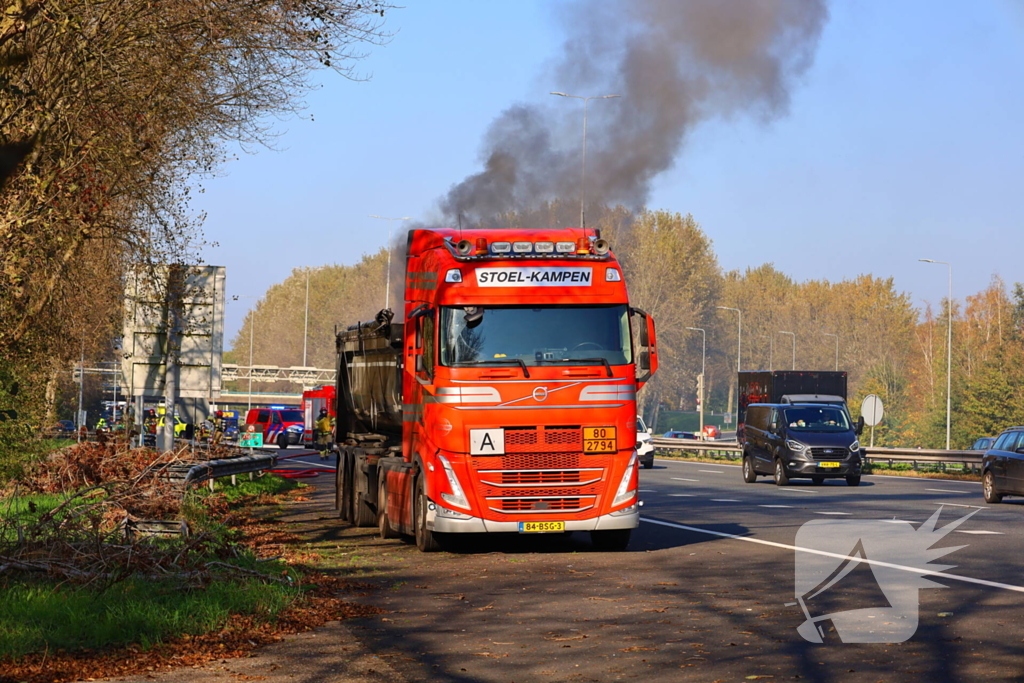 Brandweer blust brandende vrachtwagen