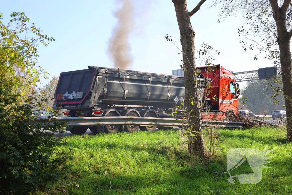 Brandweer blust brandende vrachtwagen