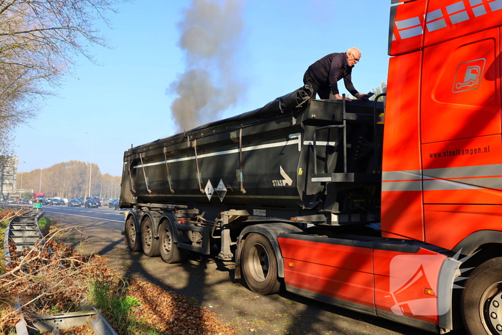 Brandweer blust brandende vrachtwagen