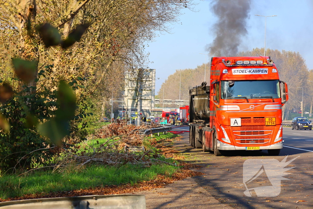 Brandweer blust brandende vrachtwagen