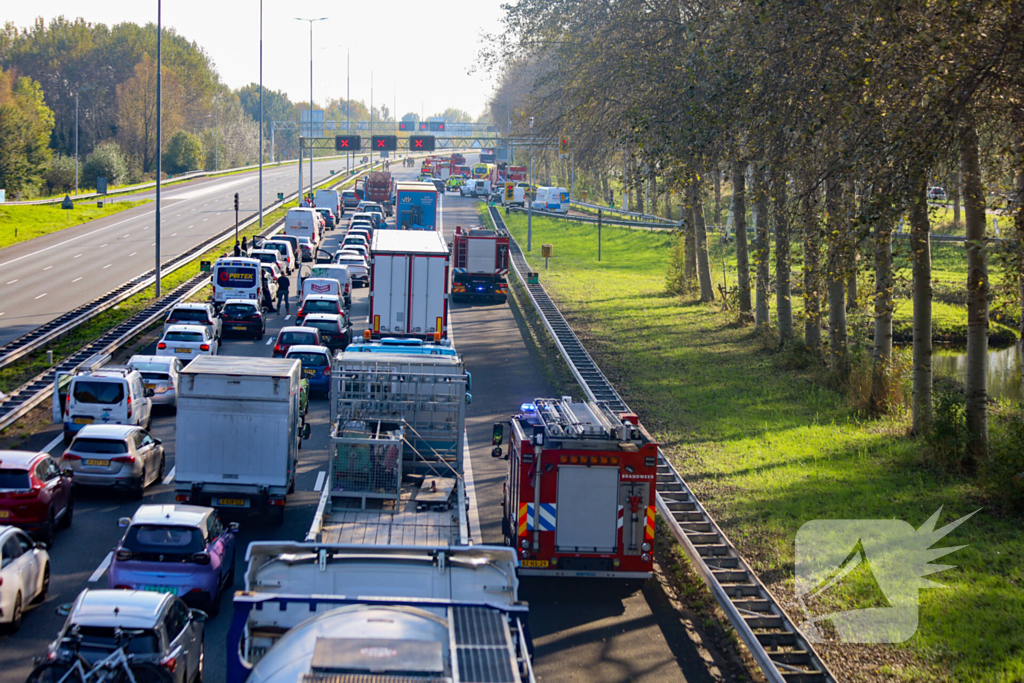 Brandweer blust brandende vrachtwagen