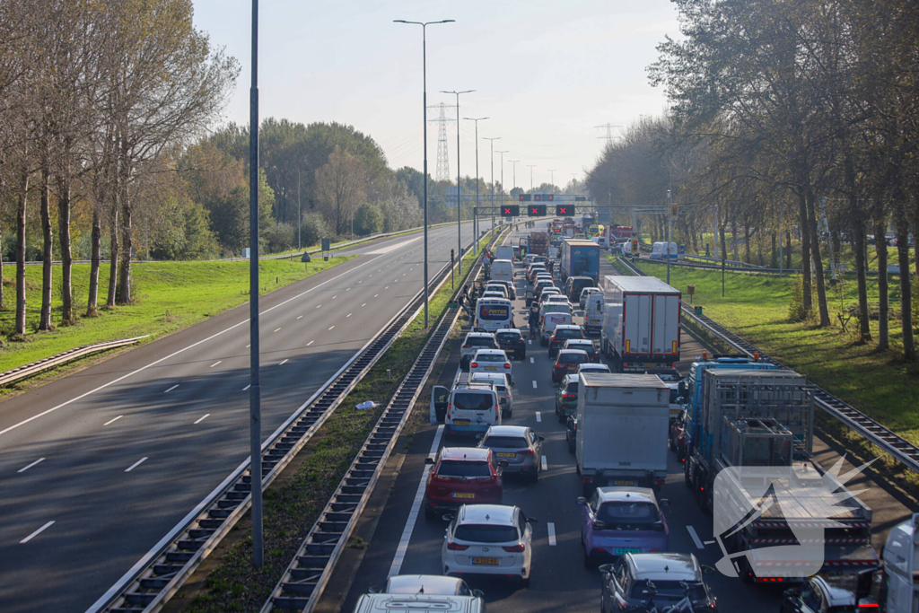 Brandweer blust brandende vrachtwagen