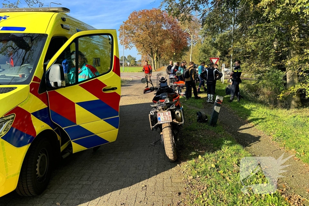 Motorrijder onderuit op zandpad