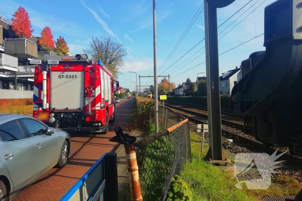 Trein en vrachtwagen botsen op overweg