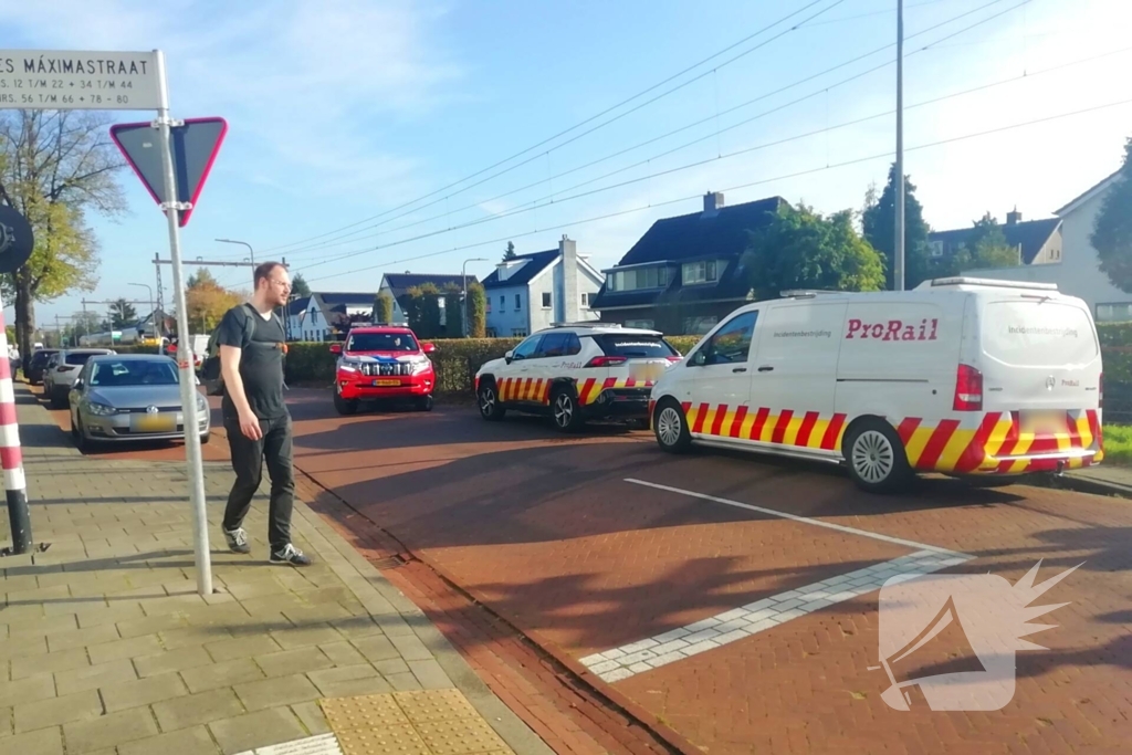 Trein en vrachtwagen botsen op overweg