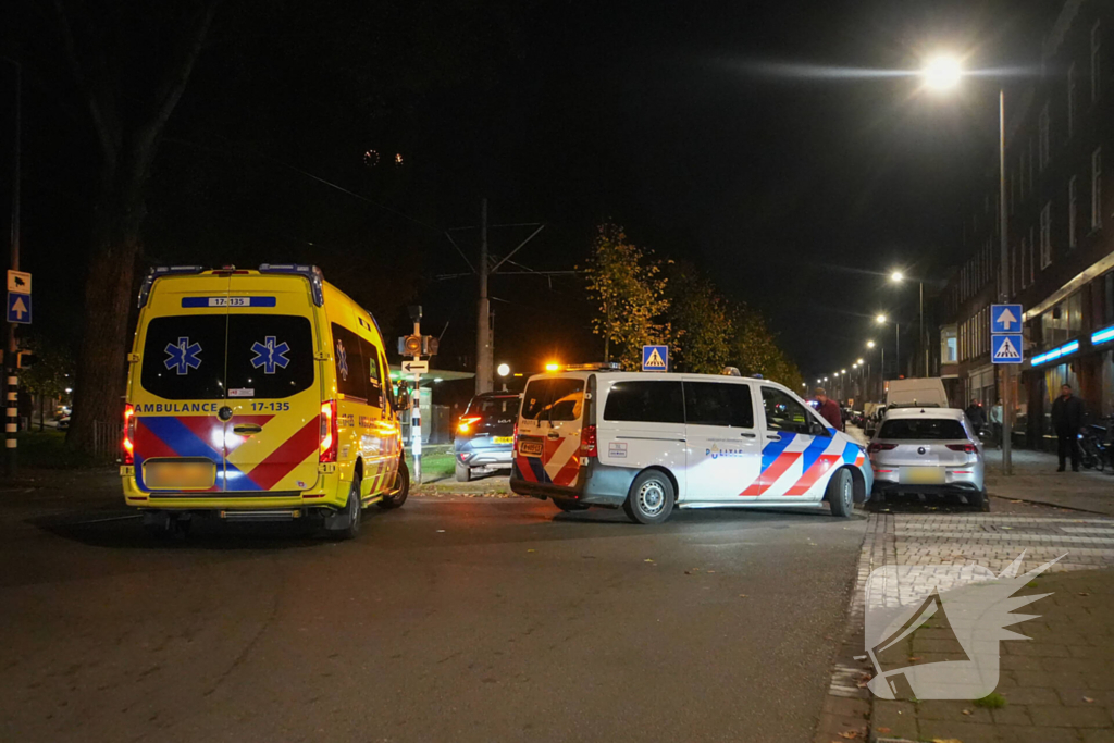 Bezorger gewond bij botsing tegen auto