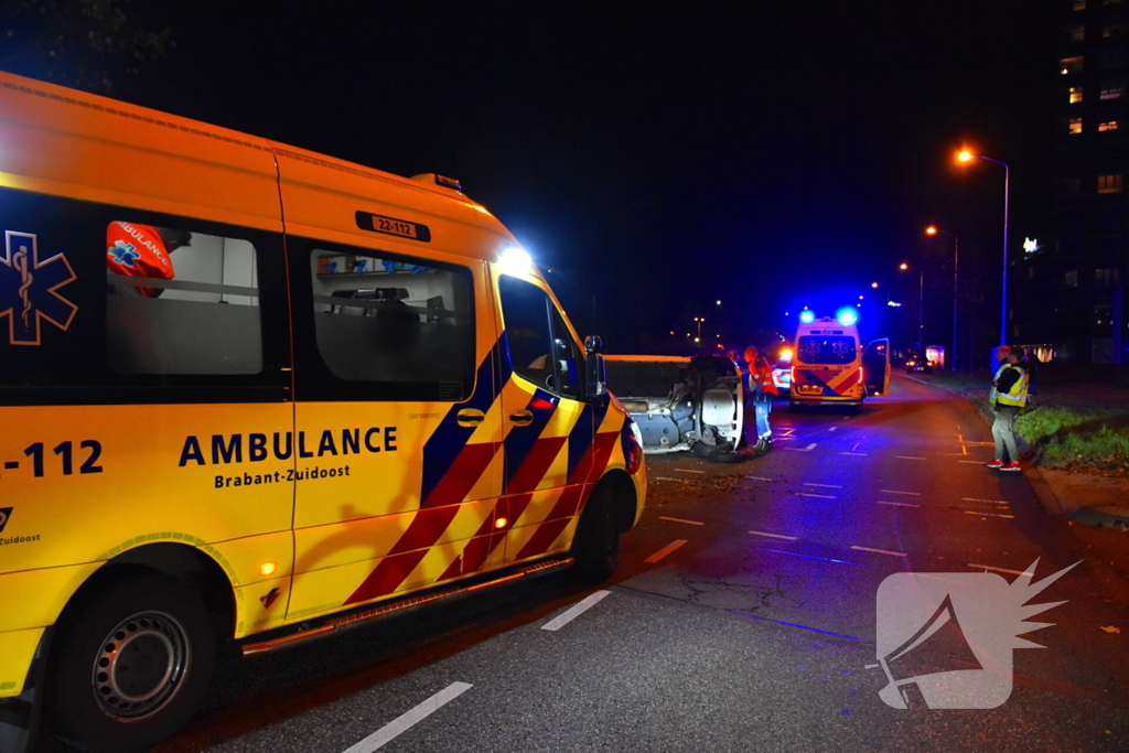 Ravage op kruising: auto belandt op zijkant na harde botsing