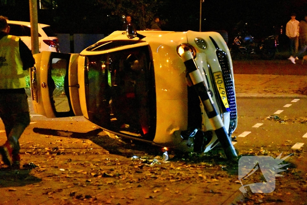 Ravage op kruising: auto belandt op zijkant na harde botsing