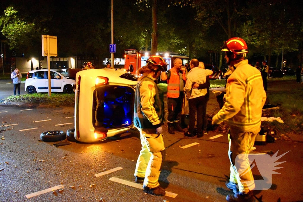 Ravage op kruising: auto belandt op zijkant na harde botsing