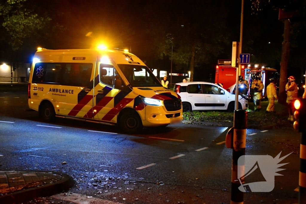 Ravage op kruising: auto belandt op zijkant na harde botsing