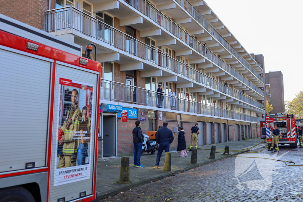 Brandweer ramt deur open wegens brand in flatwoning