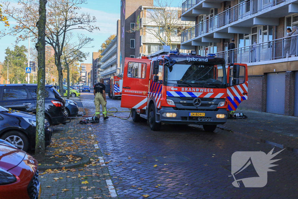 Brandweer ramt deur open wegens brand in flatwoning