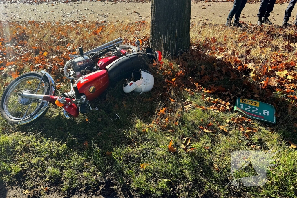 Vallende motorrijder geraakt door auto