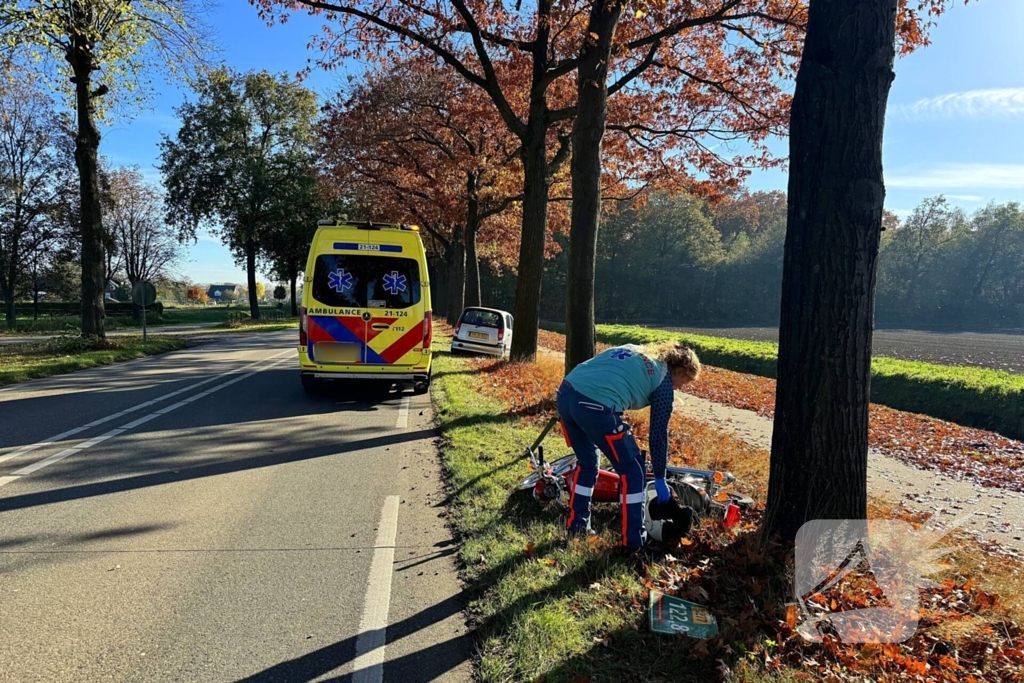 Vallende motorrijder geraakt door auto