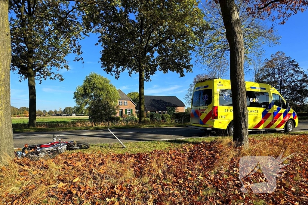 Vallende motorrijder geraakt door auto