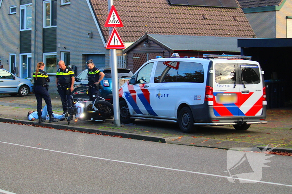 Vluchtende motorrijder komt ten val