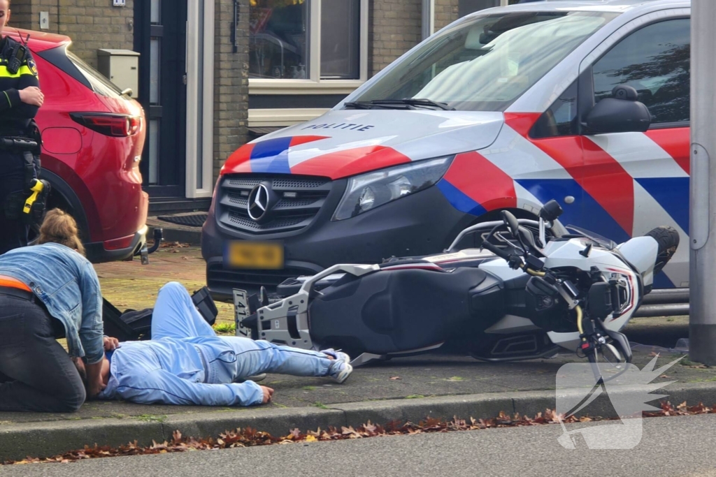 Vluchtende motorrijder komt ten val