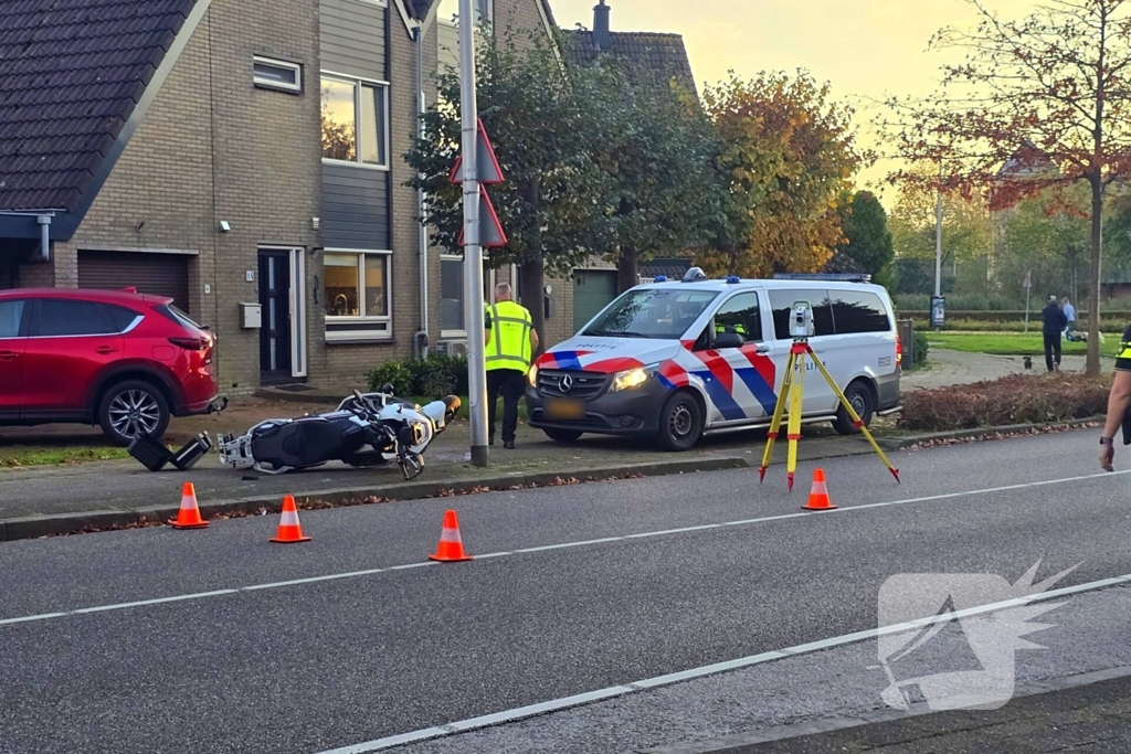 Vluchtende motorrijder komt ten val