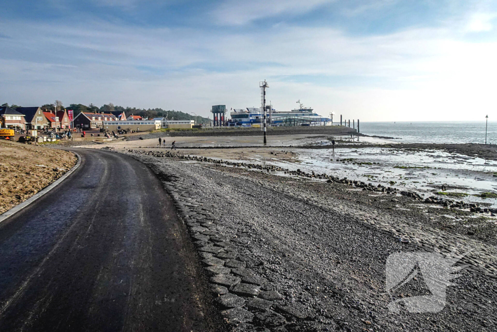 Belangstellenden betreden dijkverzwaring Vlieland afgerond