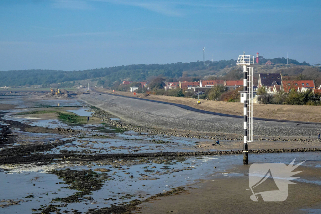 Belangstellenden betreden dijkverzwaring Vlieland afgerond