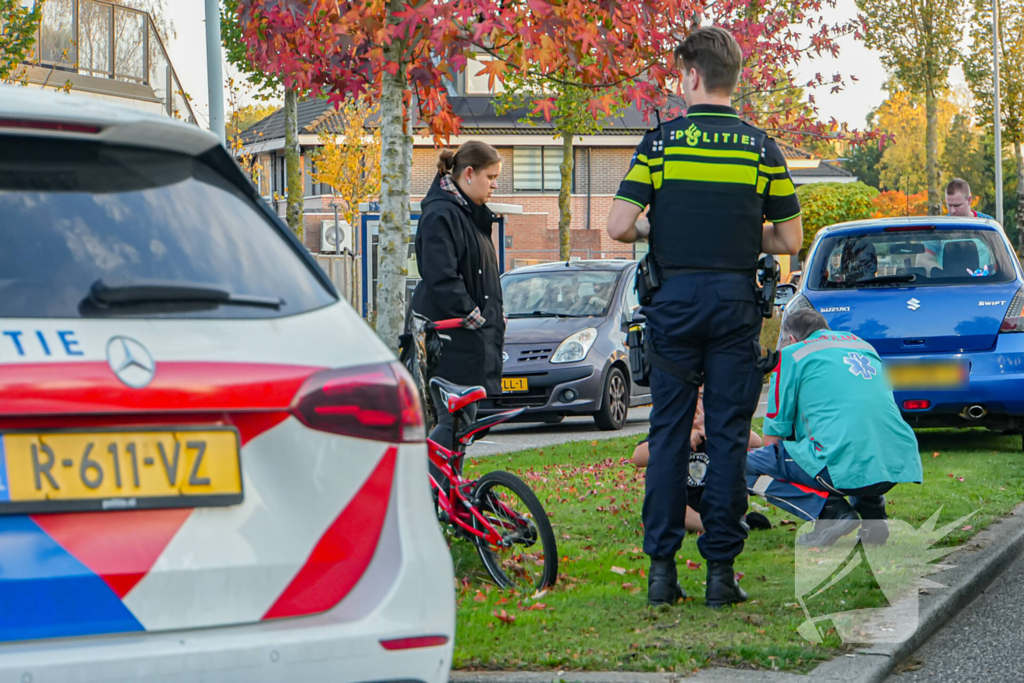 Jonge fietser ten val na botsing met auto