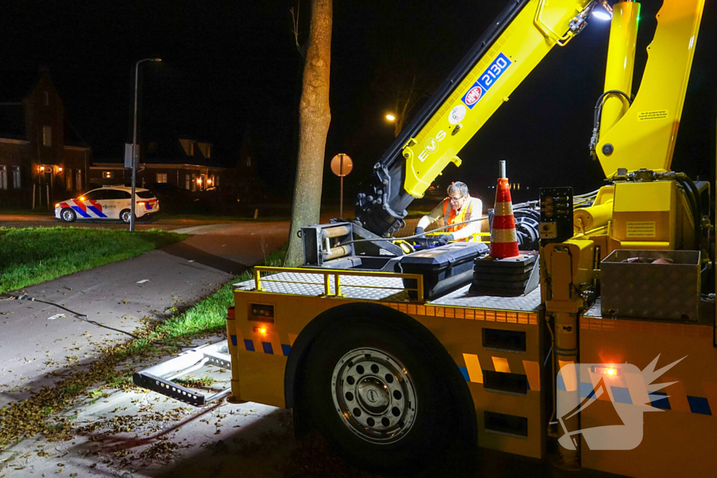 Auto raakt van de weg en belandt boven sloot