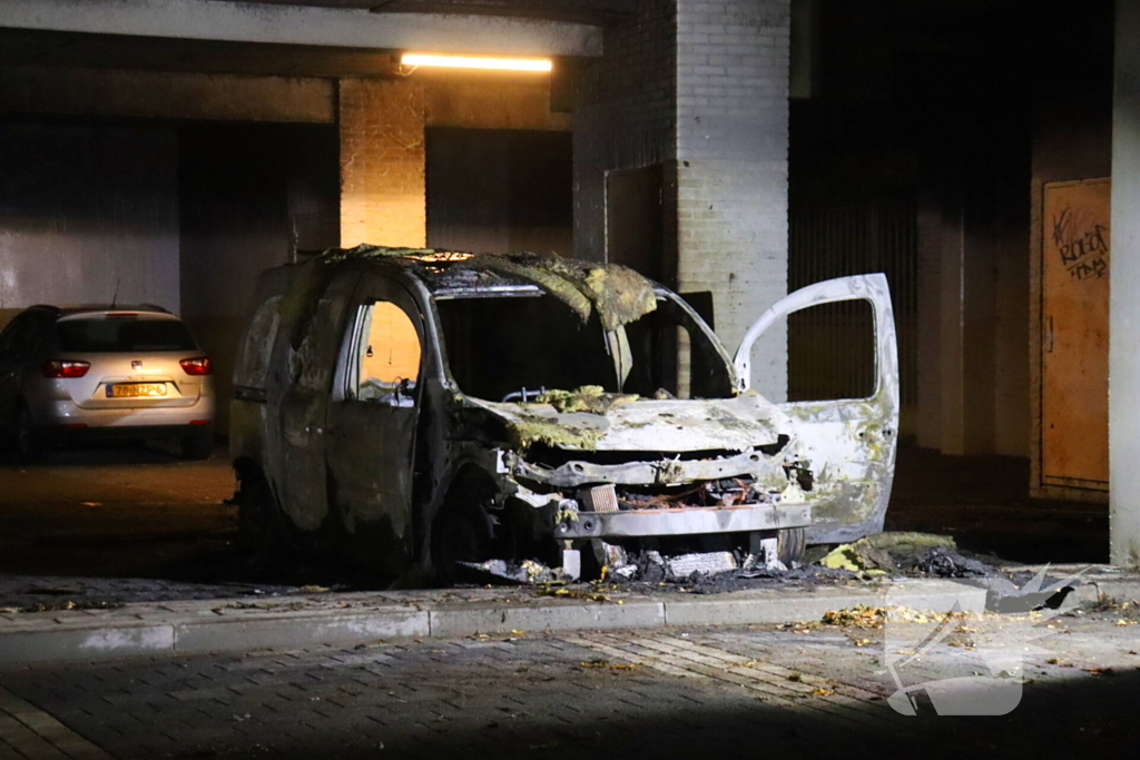 Woningen ontruimd door brand in parkeergarage