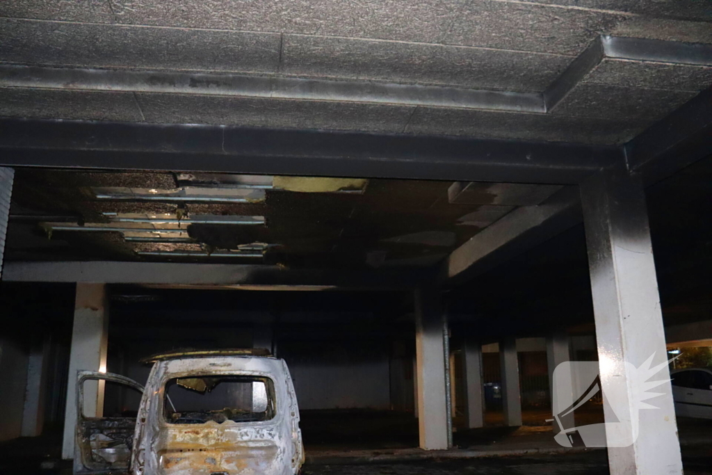 Woningen ontruimd door brand in parkeergarage