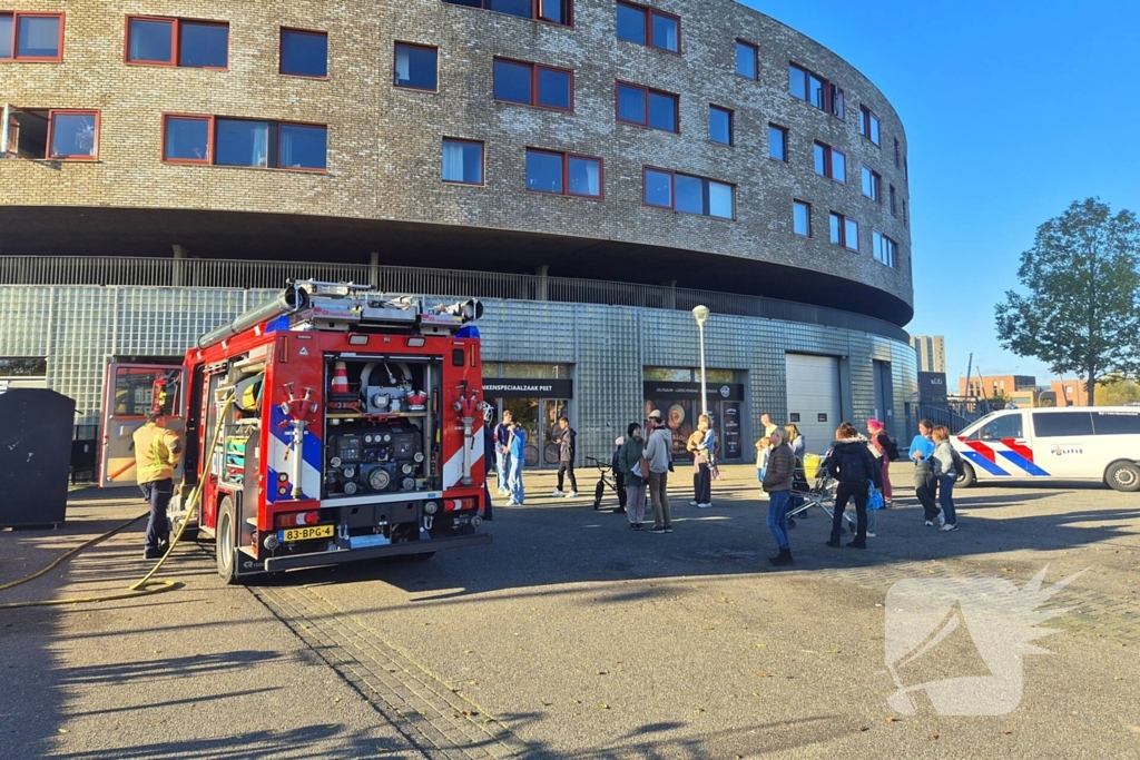 Brandweer doet onderzoek naar gaslucht, supermarkt ontruimd