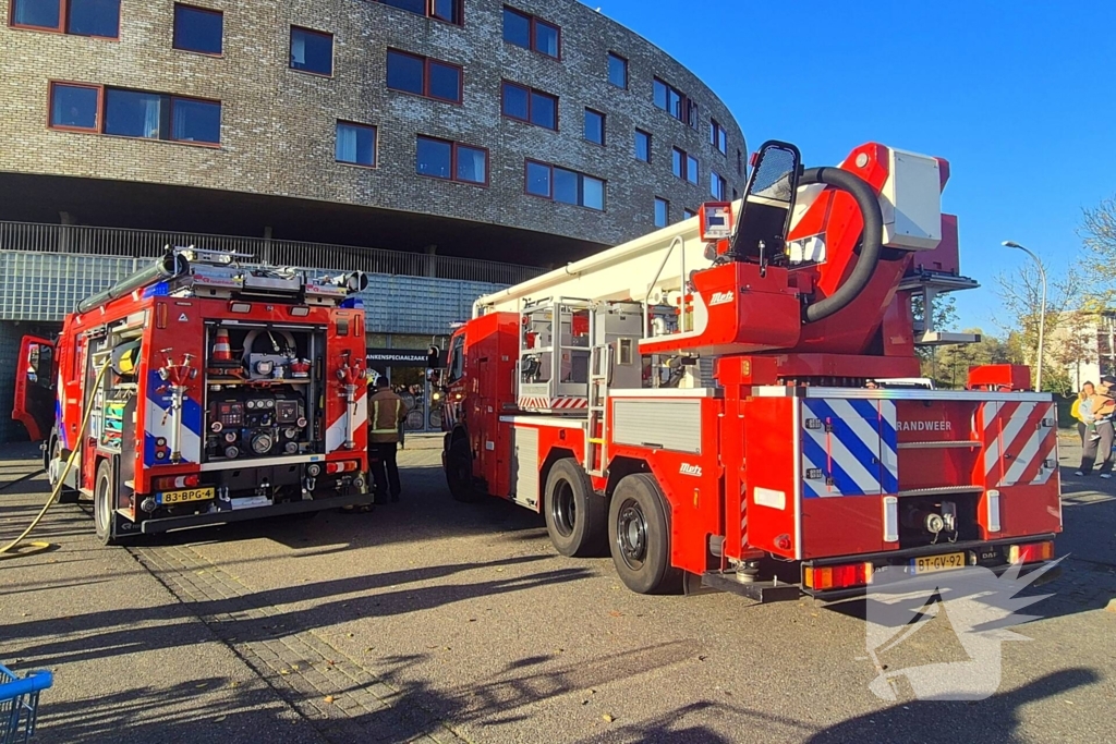 Brandweer doet onderzoek naar gaslucht, supermarkt ontruimd