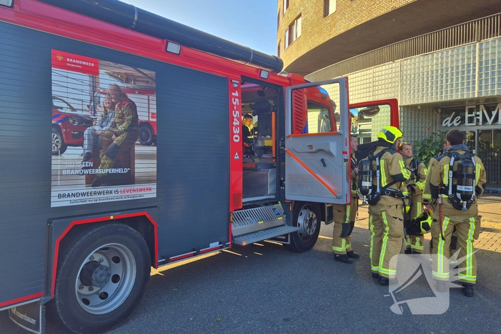 Brandweer doet onderzoek naar gaslucht, supermarkt ontruimd