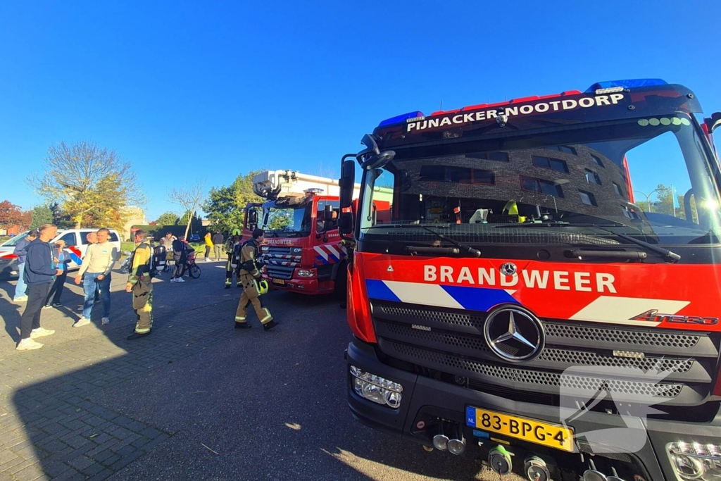 Brandweer doet onderzoek naar gaslucht, supermarkt ontruimd