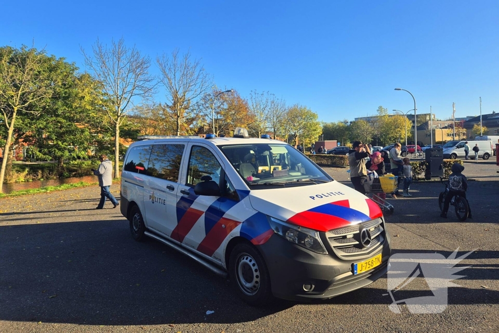 Brandweer doet onderzoek naar gaslucht, supermarkt ontruimd