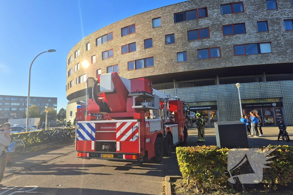 Brandweer doet onderzoek naar gaslucht, supermarkt ontruimd