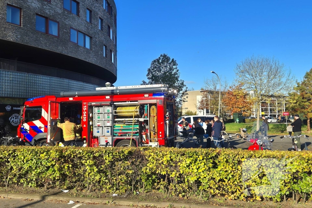 Brandweer doet onderzoek naar gaslucht, supermarkt ontruimd