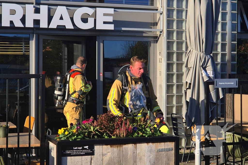 Brandweer doet onderzoek naar gaslucht, supermarkt ontruimd