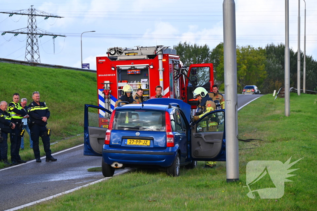 Personenauto vat vlam onder motorkap