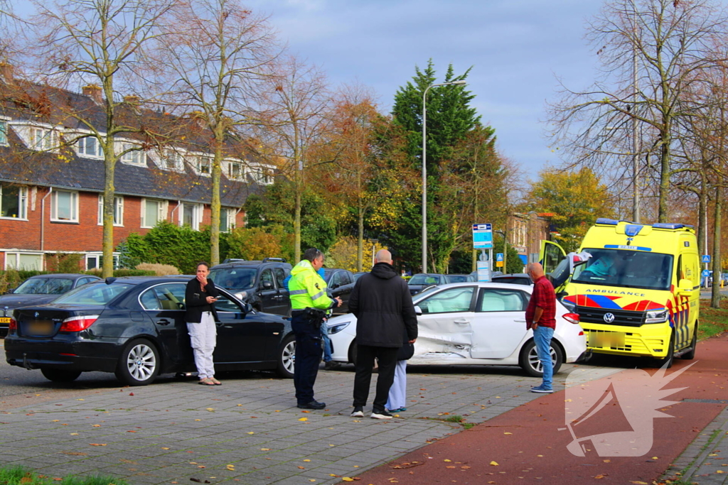 Twee voertuigen botsen op elkaar