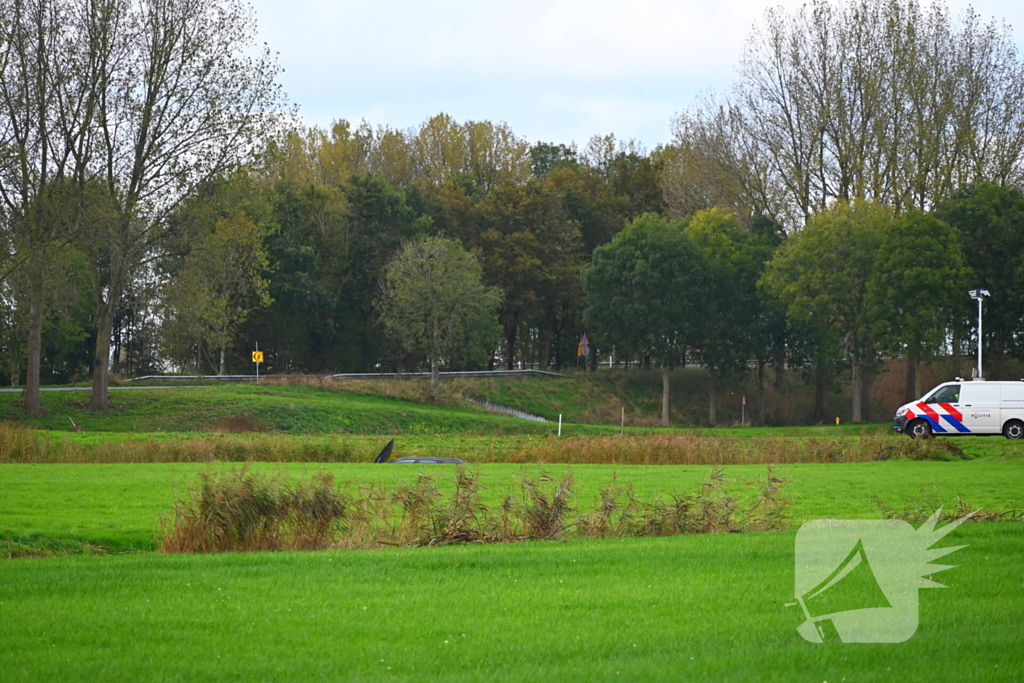 Hulpdiensten groots ingezet voor voertuig te water