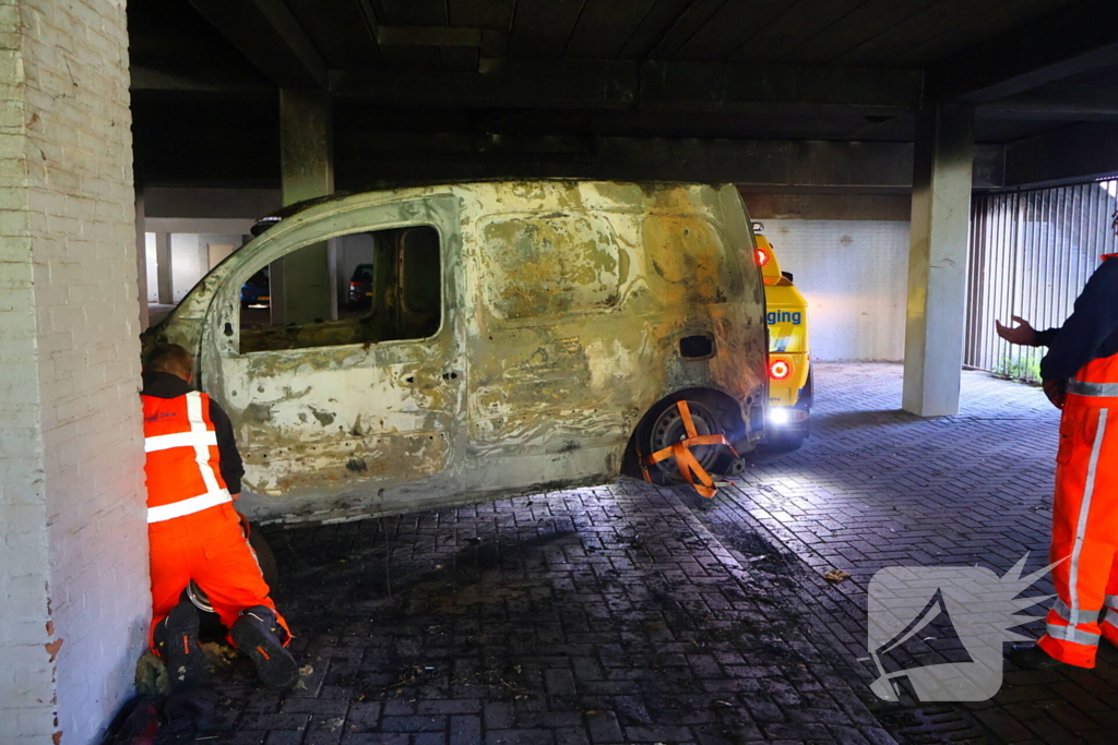 Berging uitgebrande auto blijkt lastige klus