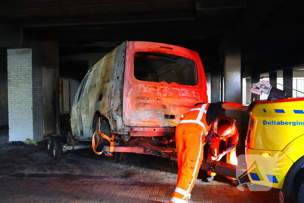 Berging uitgebrande auto blijkt lastige klus