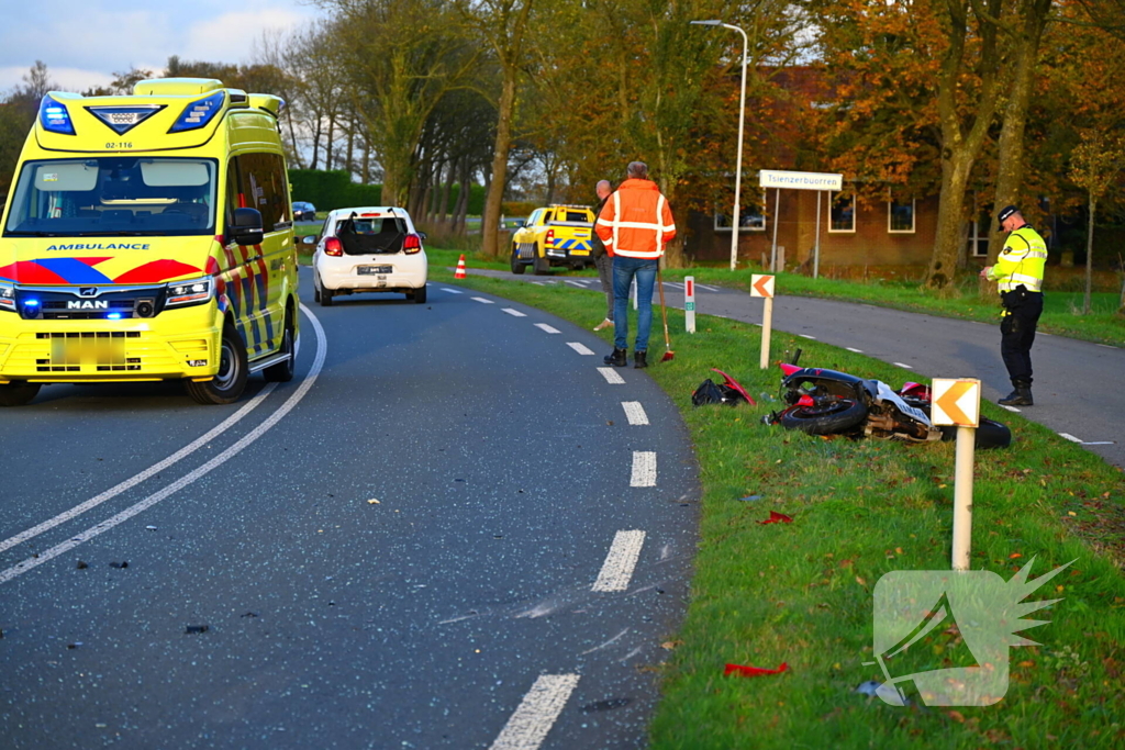 Motorrijder klapt achterop personenauto