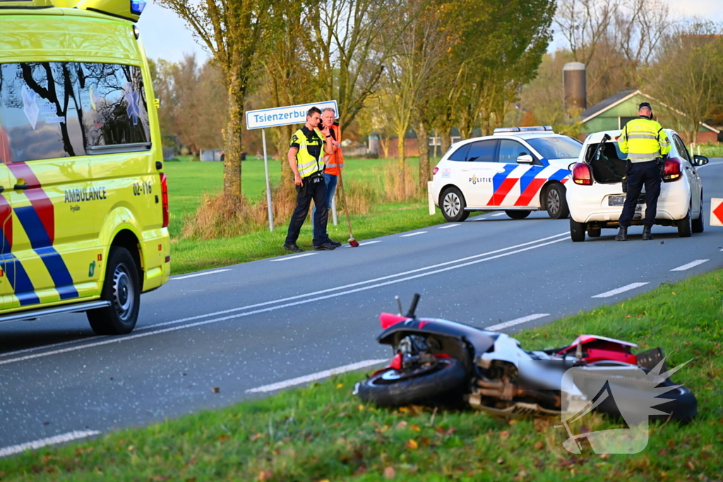 Motorrijder klapt achterop personenauto