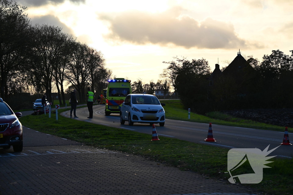 Motorrijder klapt achterop personenauto