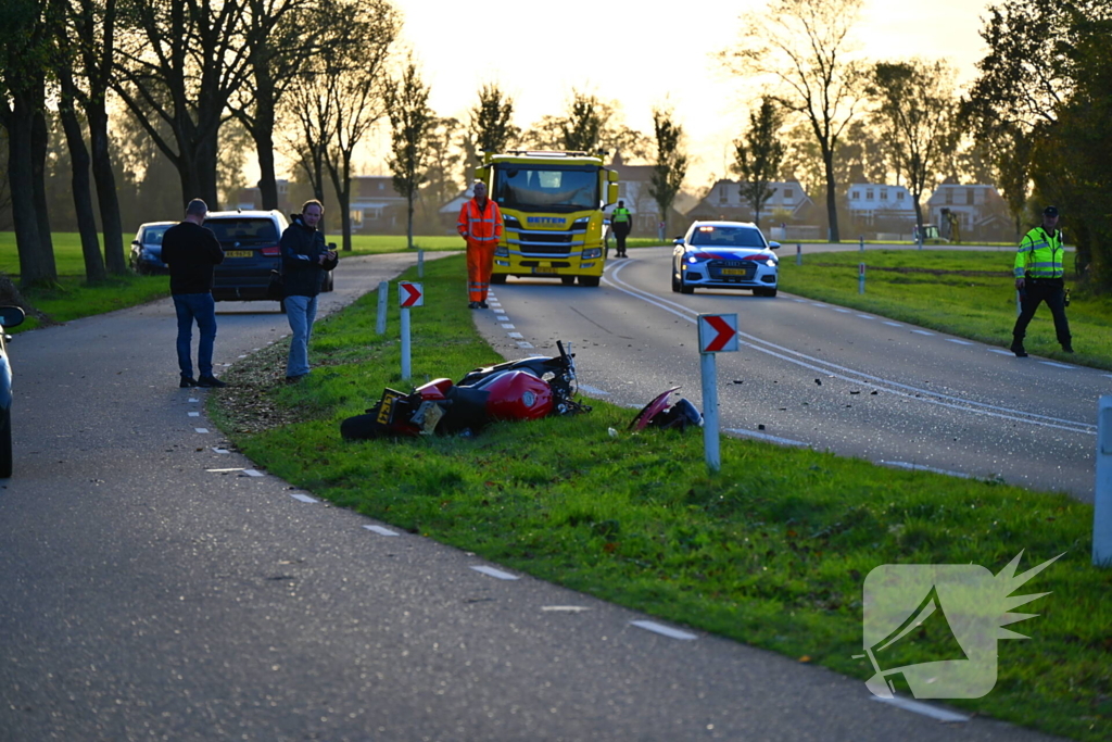 Motorrijder klapt achterop personenauto