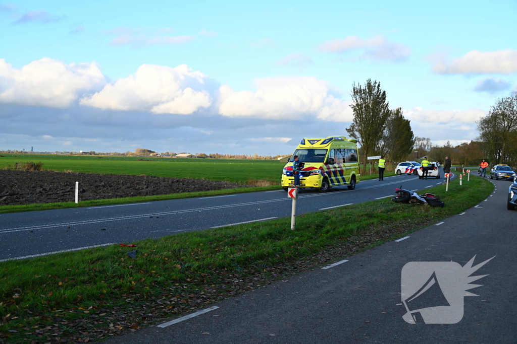 Motorrijder klapt achterop personenauto