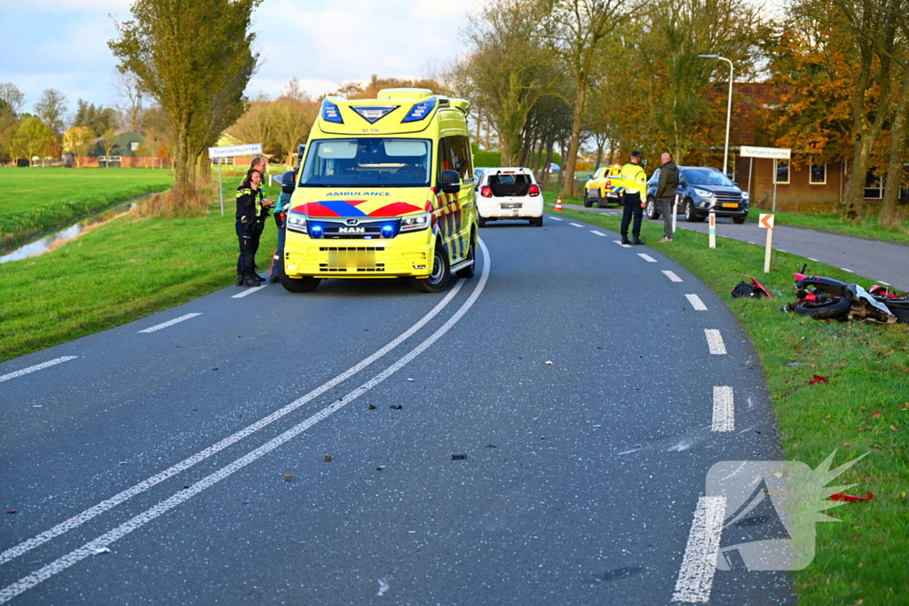 Motorrijder klapt achterop personenauto