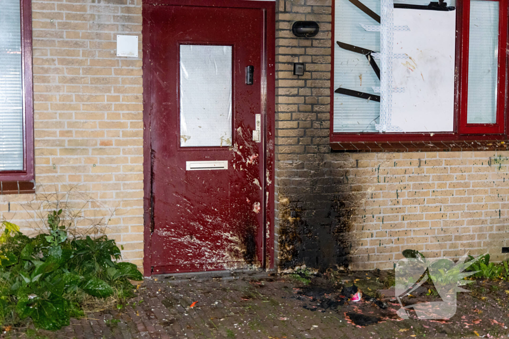 Muur zwartgeblakerd na explosie voor woning