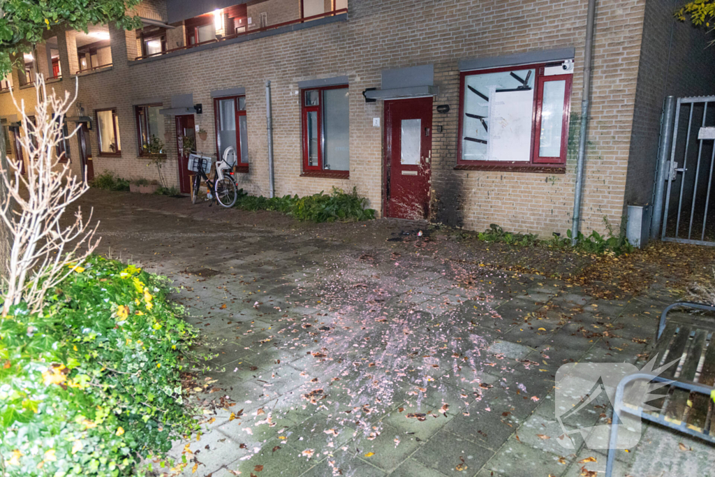 Muur zwartgeblakerd na explosie voor woning