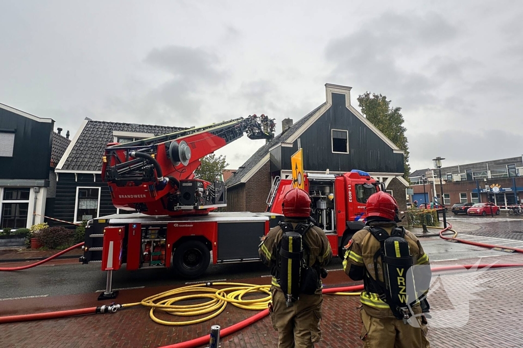 Zwaargewonde uit woning gehaald bij grote brand